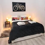 Perfect Location,Newly Decorated Modern, Large Place 60 M2, Really Quiet So You Can Have A Good Night Sleep, Ac, Netflix, Smart Tv, High-Speed Internet, World Famous New York Cafe Only 10 Minutes Walk