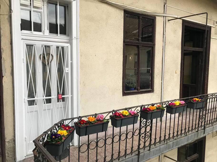 Perfect Location,newly Decorated Modern, Large Place 60 M2, Really Quiet So Have A Good Night Sleep, Ac, Netflix, Smart Tv, High-speed Internet, World Famous New York Cafe Only 10 Minutes Walk Apartamento *