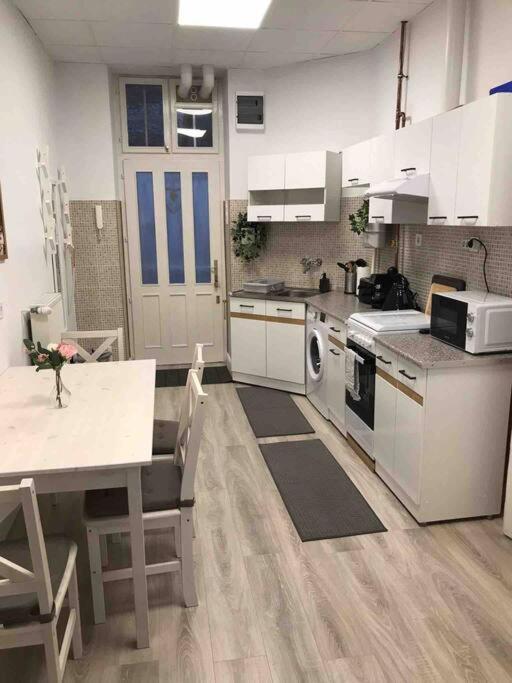 Perfect Location,newly Decorated Modern, Large Place 60 M2, Really Quiet So Have A Good Night Sleep, Ac, Netflix, Smart Tv, High-speed Internet, World Famous New York Cafe Only 10 Minutes Walk Apartamento Budapest