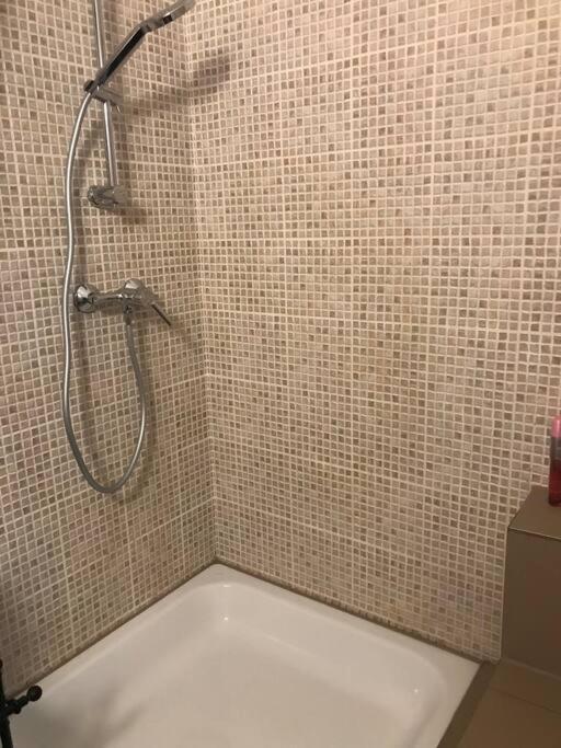 Apartamento Perfect Location,newly Decorated Modern, Large Place 60 M2, Really Quiet So Have A Good Night Sleep, Ac, Netflix, Smart Tv, High-speed Internet, World Famous New York Cafe Only 10 Minutes Walk Budapest