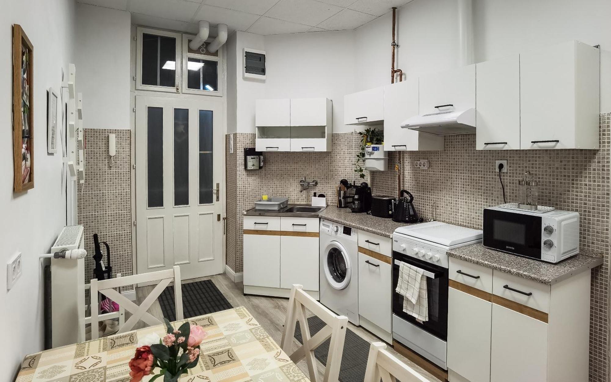 Perfect Location,newly Decorated Modern, Large Place 60 M2, Really Quiet So Have A Good Night Sleep, Ac, Netflix, Smart Tv, High-speed Internet, World Famous New York Cafe Only 10 Minutes Walk Apartamento