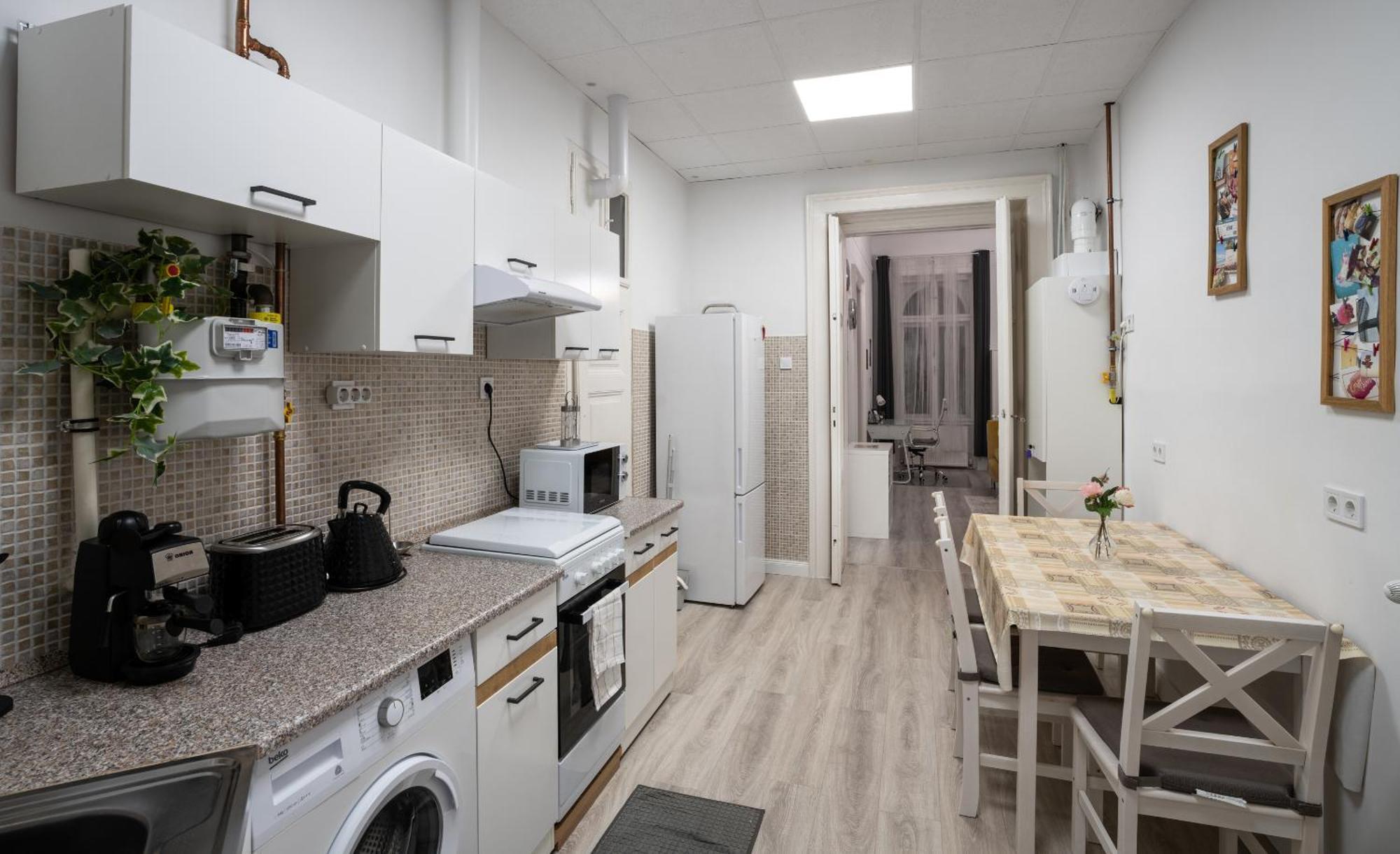 Apartamento Perfect Location,newly Decorated Modern, Large Place 60 M2, Really Quiet So Have A Good Night Sleep, Ac, Netflix, Smart Tv, High-speed Internet, World Famous New York Cafe Only 10 Minutes Walk Budapest