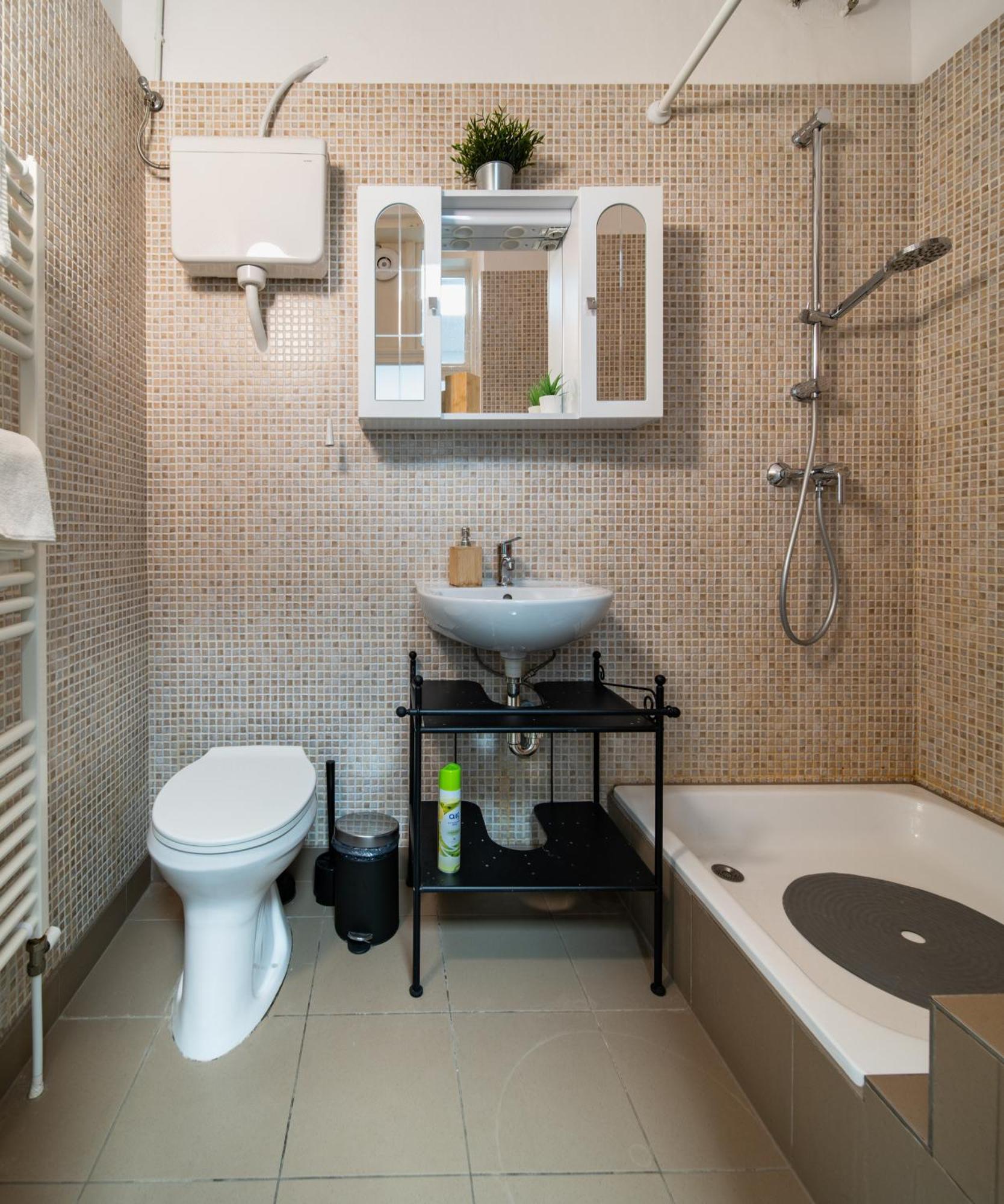 Perfect Location,newly Decorated Modern, Large Place 60 M2, Really Quiet So Have A Good Night Sleep, Ac, Netflix, Smart Tv, High-speed Internet, World Famous New York Cafe Only 10 Minutes Walk Apartamento Budapest